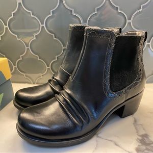 Earth Denali Chelsea Boots! NIB